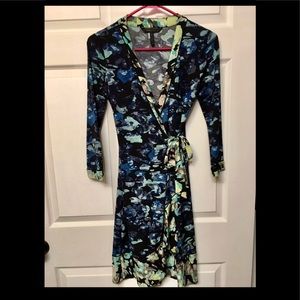 BCBGMAXAZRIA MULTI-COLORED WRAP DRESS Size (XS)